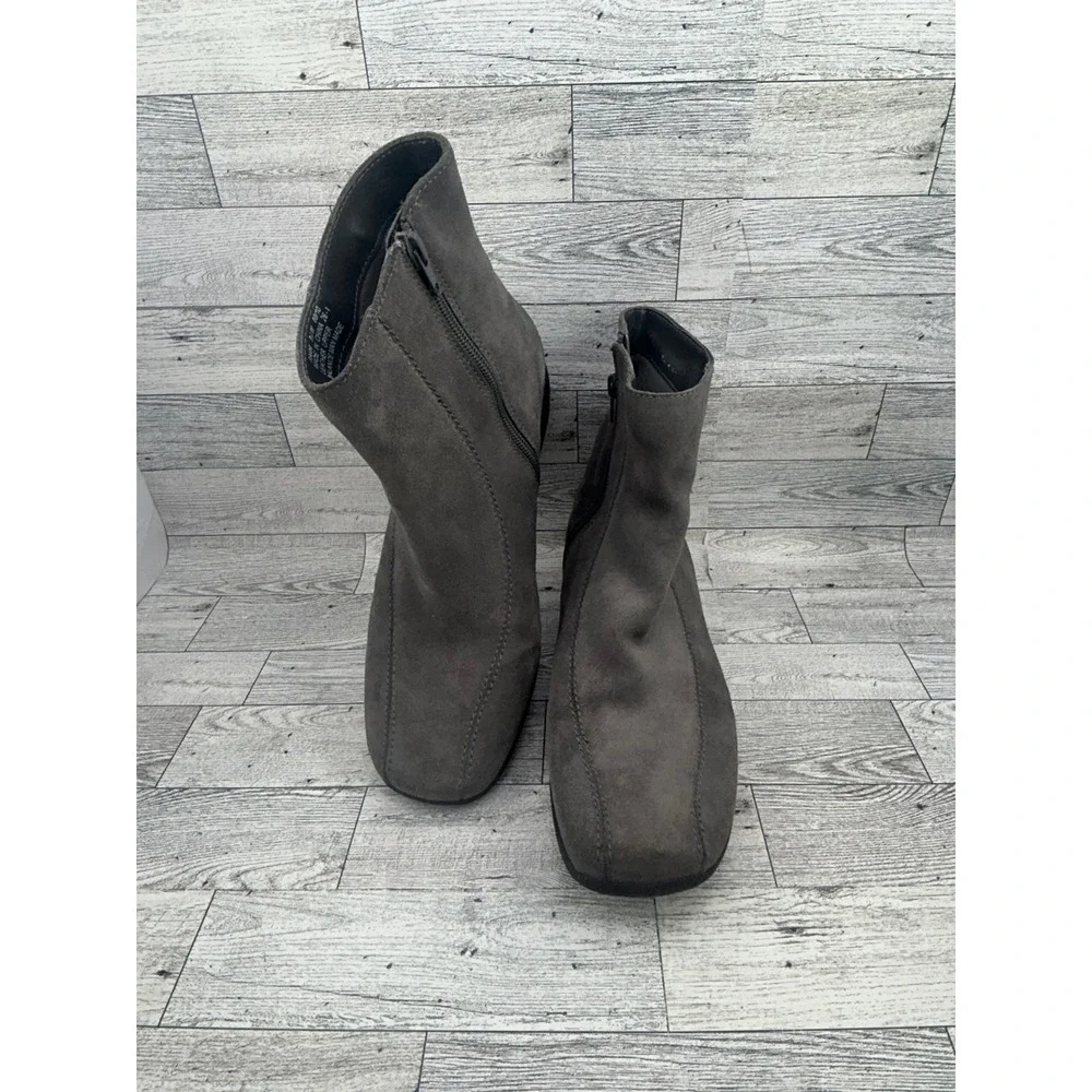 Clarks Women's Gray Suede Ankle Boots Side Zip Wedge‎ Heel Size 9.5W